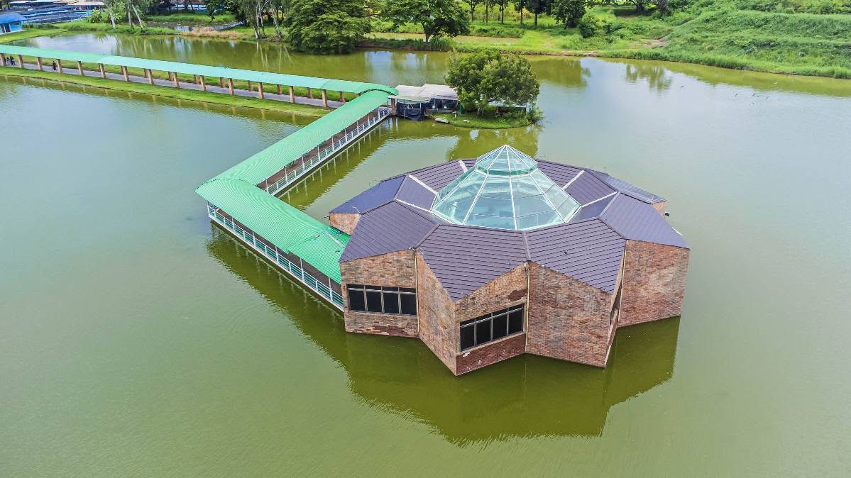 Chaloem Phra Kiat Aquarium Bueng Si Fai | Phichit