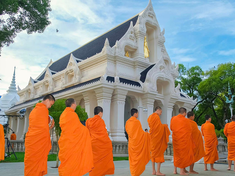 พาเที่ยววัดราชาธิวาสวิหาร (Wat Rajadhiwas Viharn in Bangkok) พระอุโบสถของวัดเป็นทรงขอมคล้ายนครวัด 1731248203ProductAdd01.jpg
