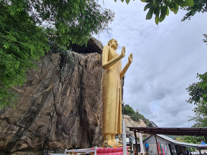 พาเที่ยววัดเขาตะเกียบ (Wat Khao Takiap) 1732286892Sayhithailand02.jpg
