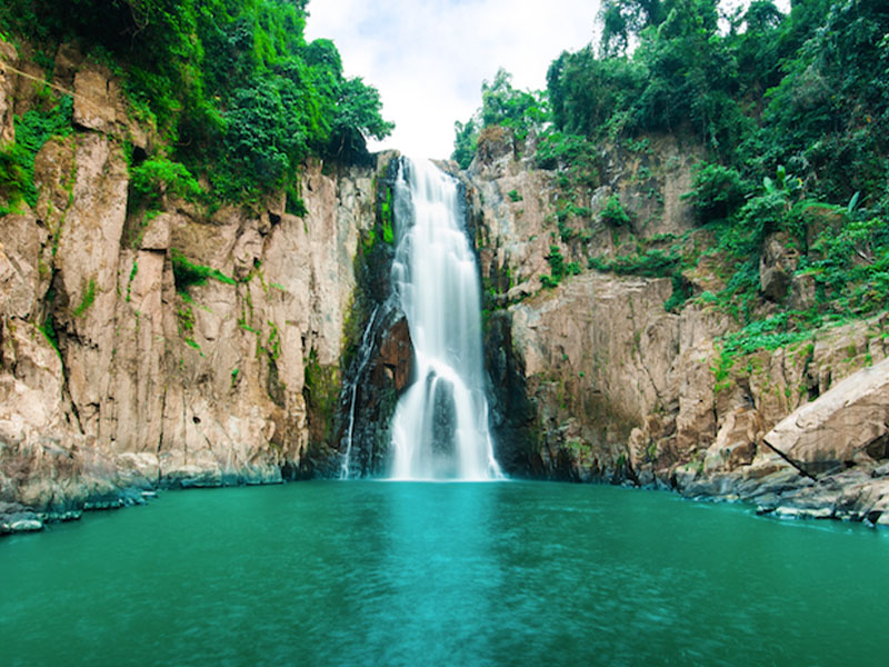 น้ำตกเหวนรก (heo narok waterfall) เป็นน้ำตกที่มีความสูงและความสวยงาม 1732365871Sayhithailand01.jpg