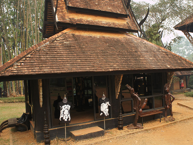พาเที่ยว พิพิธภัณฑ์บ้านดำ (Baan Dam Museum) ที่สร้างโดยถวัลย์ ดัชนี ศิลปินชาวไทย เชียงราย 1732457202Sayhithailand03.jpg