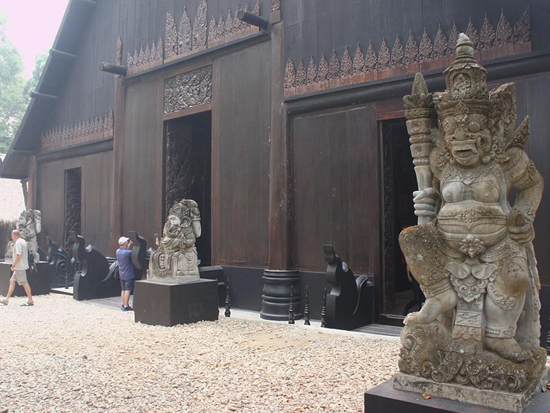 พาเที่ยว พิพิธภัณฑ์บ้านดำ (Baan Dam Museum) ที่สร้างโดยถวัลย์ ดัชนี ศิลปินชาวไทย เชียงราย 1732457202Sayhithailand04.jpg