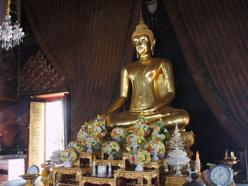 ไหว้พระหลวงพ่อแสงเพชร วัดทองนพคุณ (Wat Thong Nopkhun ) เขตคลองสาน กรุงเทพ ชมซุ้มลายปูนปั้นรูปพัดยศ 1735048755Sayhithailand01.jpg
