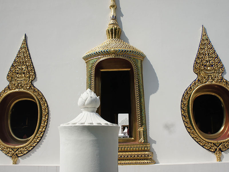 ไหว้พระหลวงพ่อแสงเพชร วัดทองนพคุณ (Wat Thong Nopkhun ) เขตคลองสาน กรุงเทพ ชมซุ้มลายปูนปั้นรูปพัดยศ 1735048755Sayhithailand02.jpg