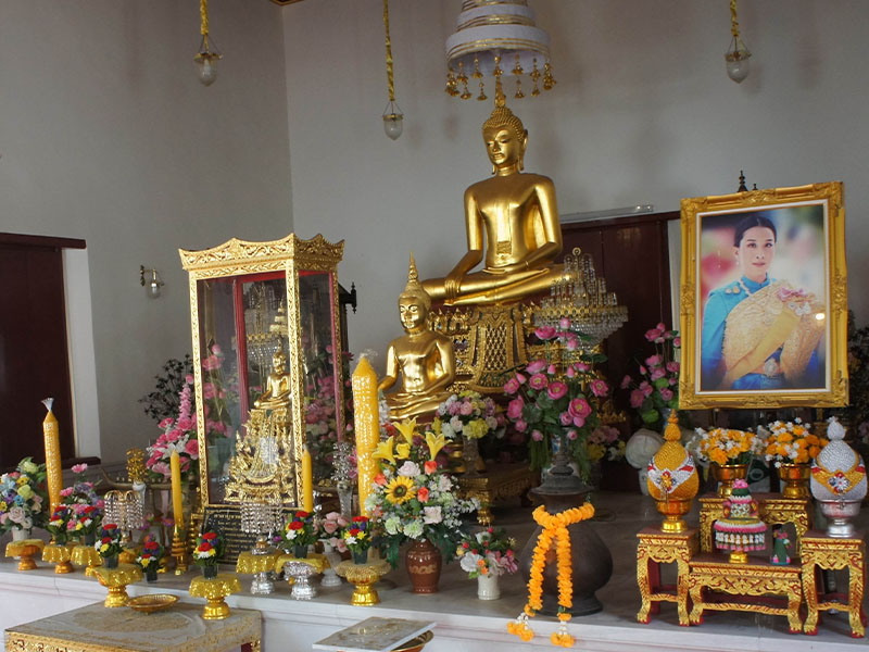 ไหว้พระหลวงพ่อแสงเพชร วัดทองนพคุณ (Wat Thong Nopkhun ) เขตคลองสาน กรุงเทพ ชมซุ้มลายปูนปั้นรูปพัดยศ 1735048755Sayhithailand03.jpg