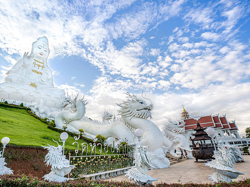 พาเที่ยววัดห้วยปลากั้ง ( Wat Huay Pla Kang ) สักการะเจ้าแม่กวนอิม เพื่อความสิริมงคล จ.เชียงราย 1738771529Sayhithailand01.jpg