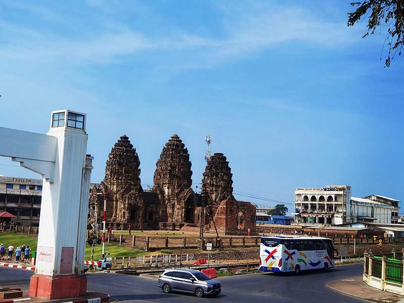 ที่เที่ยวลพบุรี พระปรางค์สามยอด ( Phra Prang Sam Yot Lopburi ) สถาปัตยกรรมปราสาทเขมร 1739460351Sayhithailand03.jpg