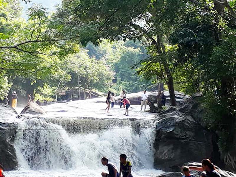 น้ำตกเก้าชั้น “เก้าโจน” (Nine-tiered waterfall or Kao Chon ) | ราชบุรี 1744871640Sayhithailand01.jpg