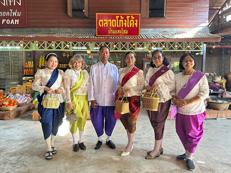 เที่ยวไทยแบบวินเทจ ตลาดโก้งโค้ง (Kong Kong Market ) ตลาดโบราณ บ้านแสงโสม | ที่เที่ยวอยุธยา 1750774061Sayhithailand01.jpg