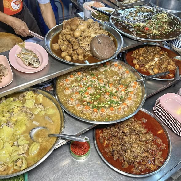 Khao Tom Bawon , opposite Wat Bowonniwet , has been open for 70 years | Bangkok