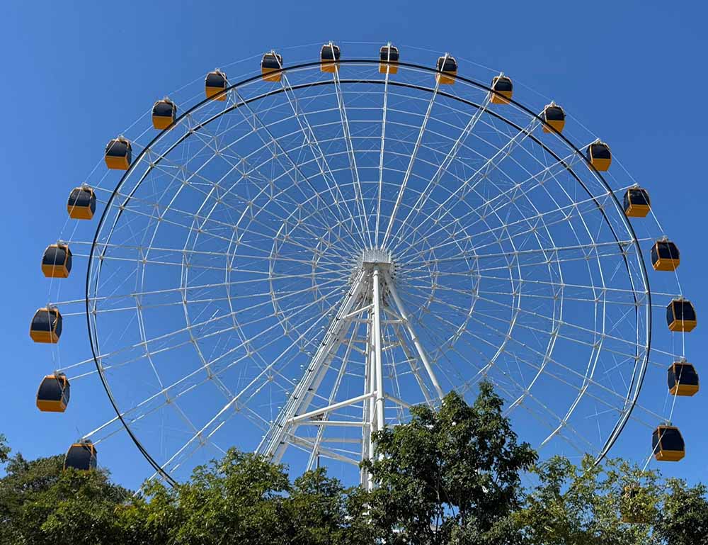 Ferris wheel gondola : Mekong River Eye in Nakhon Phanom City 