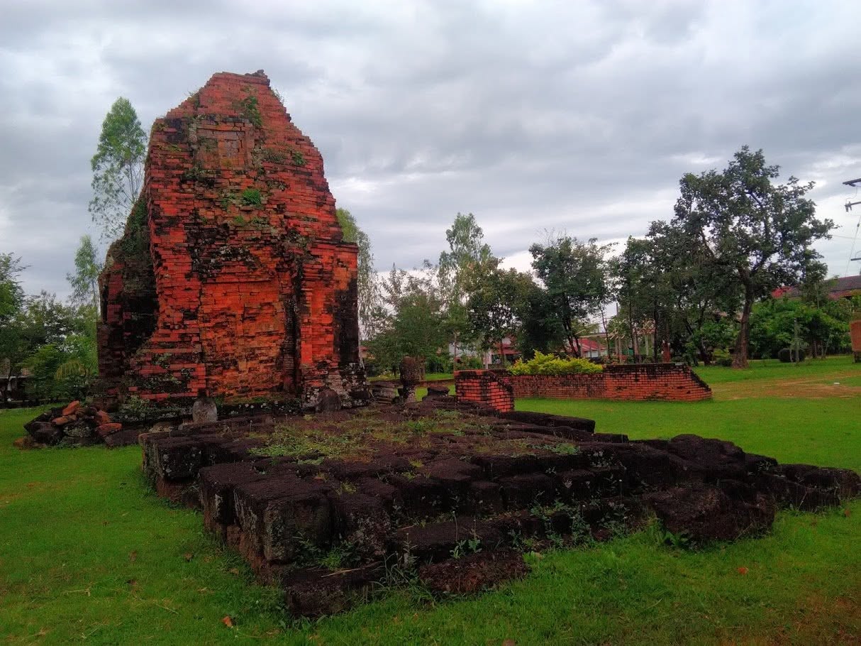Wat Phrathat Dum: Ancient Temple Ruins, Sakon Nakhon City | Sakon Nakhon