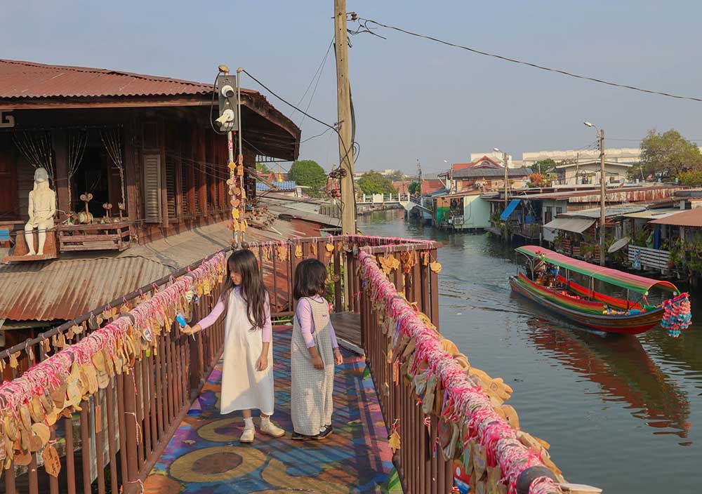 Khlong Bang Luang Floating Market : Canal-side Lifestyle and Local Art | Bangkok